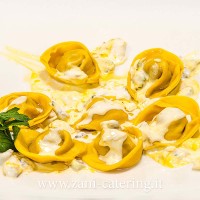 Primo-Percorso-mare_Tortelli-di-carciofi-su-vellutata,-molluschi,-zafferano-e-vongole_zani